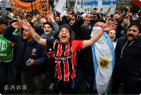 阿根廷政府大规模裁员引争议 社会动荡加剧(图1)